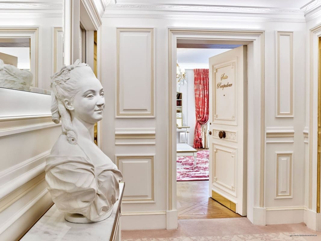 L'entrée de la suite Pompadour du Meurice avec son buste de marbre et ses boiseries blanches