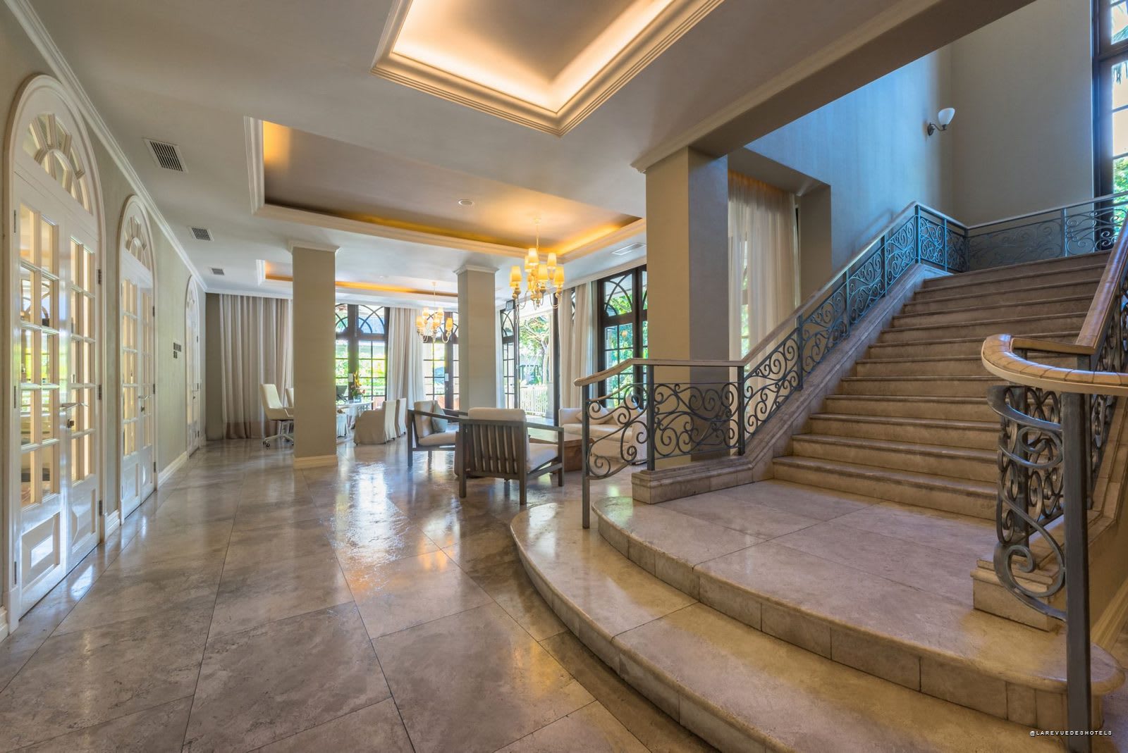 La réception du St. Regis Spa au Morne, île Maurice, escalier de marbre et ferronneries