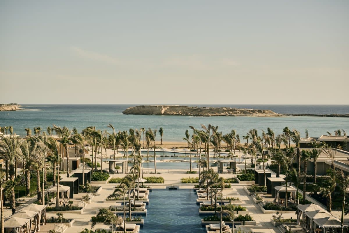 Piscines du Four Seasons AMAALA face à la mer Rouge, à Triple Bay