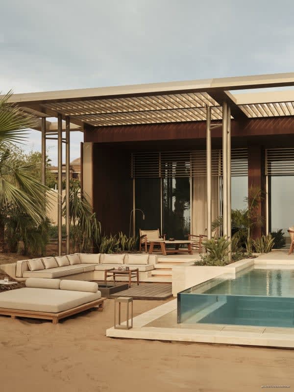 Suite avec piscine privée face à la mer au Rosewood AMAALA
