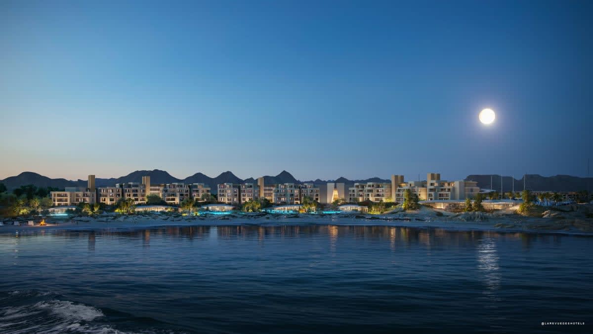 The Ritz-Carlton AMAALA au crépuscule, à Triple Bay
