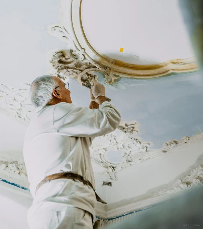 Artisan restaurant les stucs d'un plafond historique de la Villa Florhof à Zurich