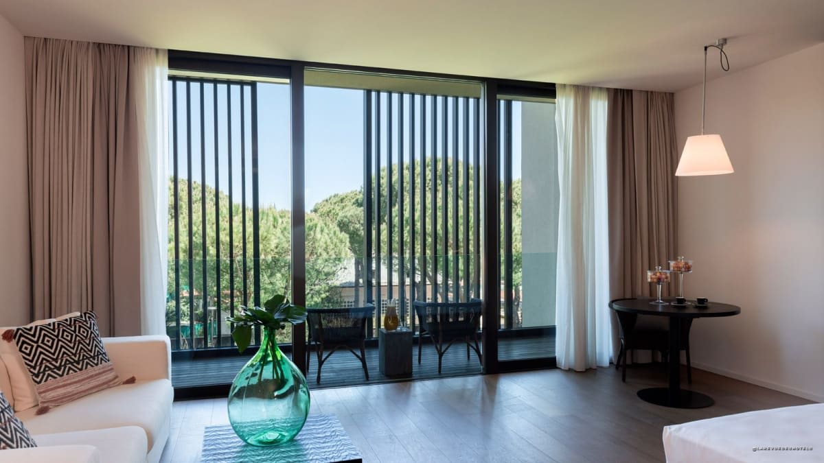 Une chambre du MarePineta ouverte sur la pinède, à Milano Marittima