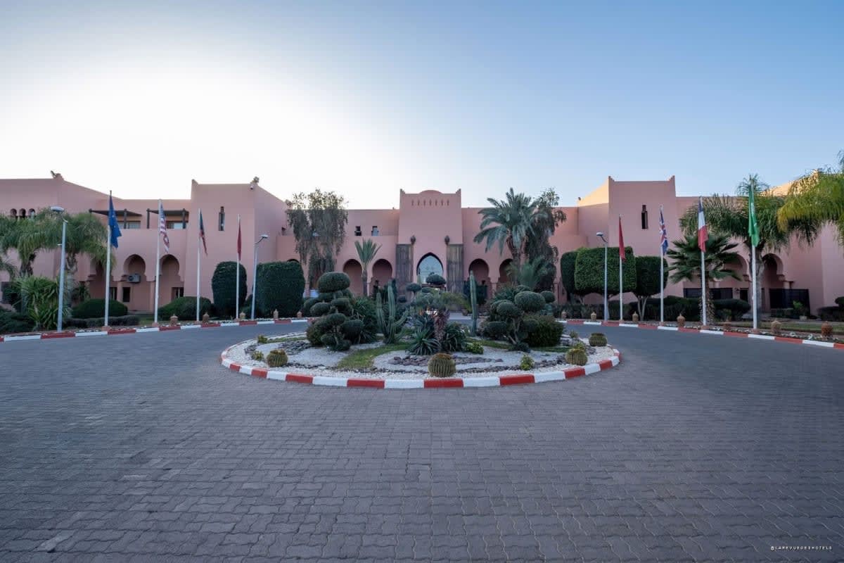 La façade arabo-mauresque du Kenzi Menara Palace à Marrakech