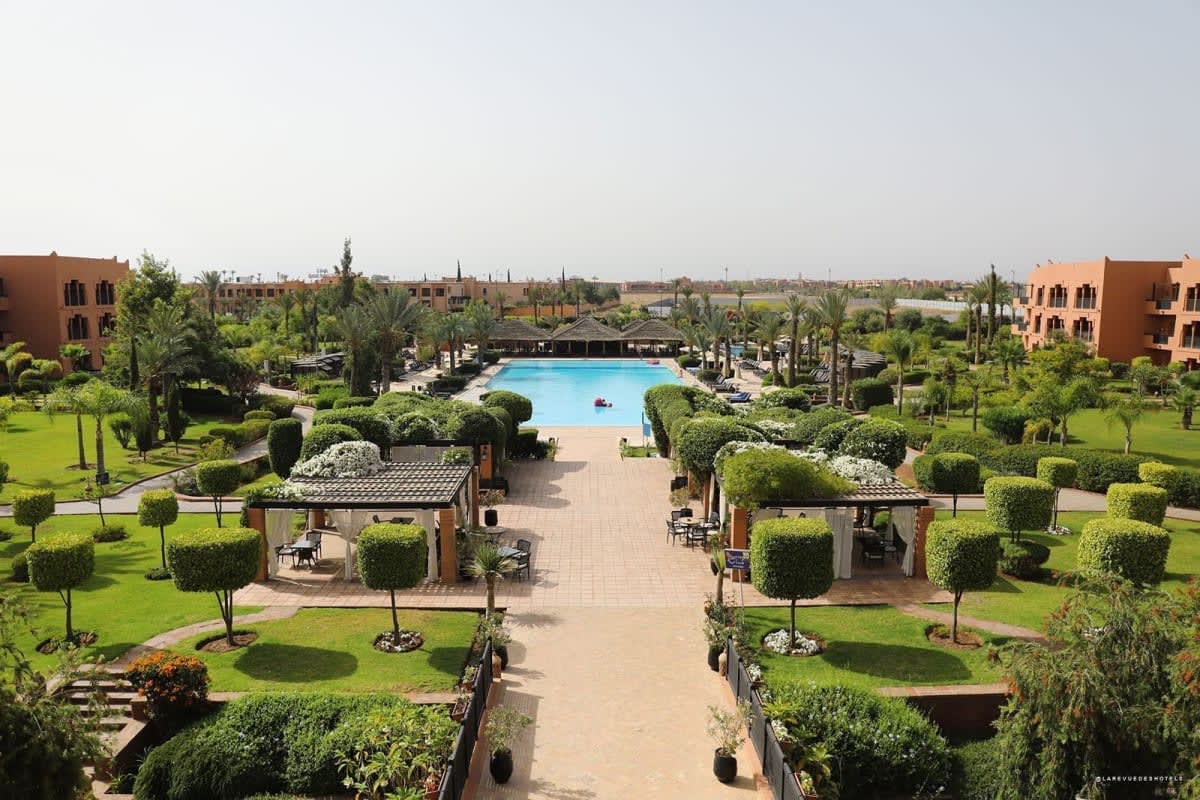 Les jardins paysagers et la piscine du resort Kenzi Menara Palace