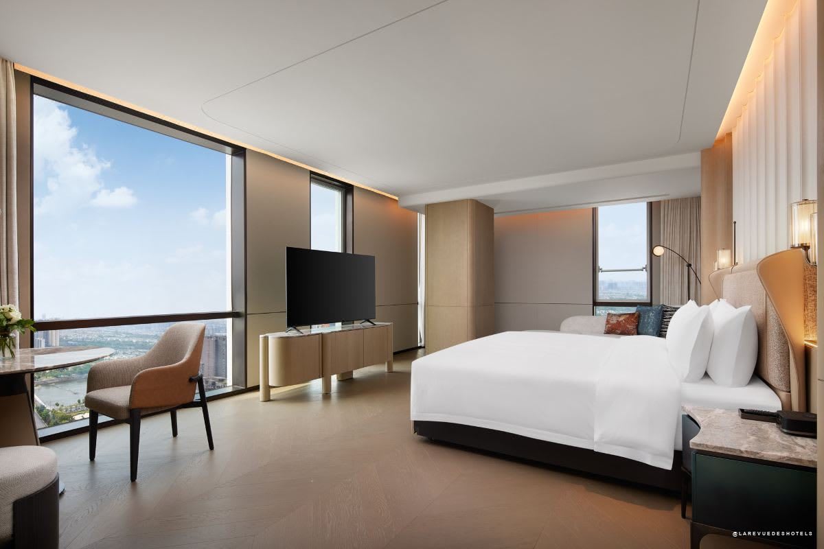 Une chambre Grand Skyline avec vue sur la rivière Jinjiang, Radisson Collection Chengdu