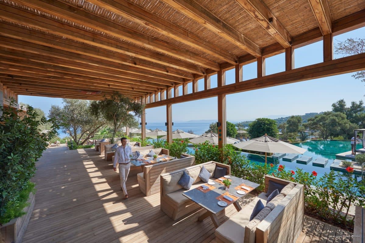 La piscine à débordement et la vue mer du Mandarin Oriental Bodrum, signé Astaş Holding