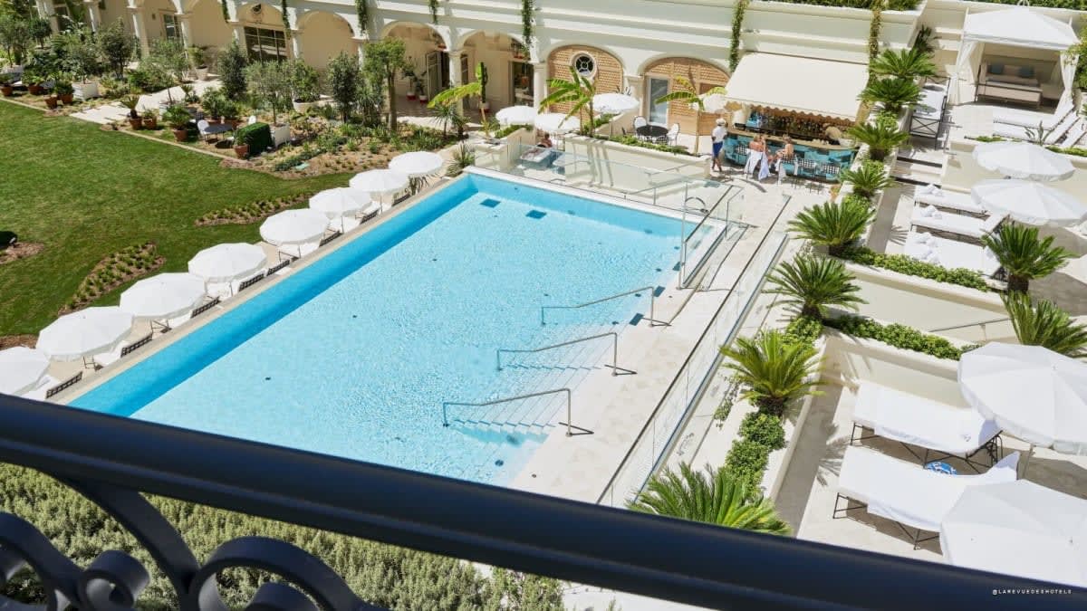 Carlton Cannes, a Regent Hotel, piscine du palace sur la Croisette à Cannes