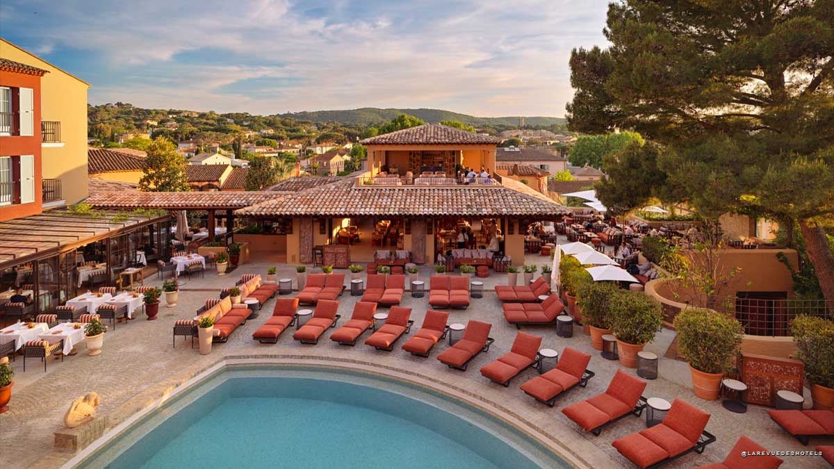 Hôtel Byblos à Saint-Tropez, cour et piscine du palace provençal