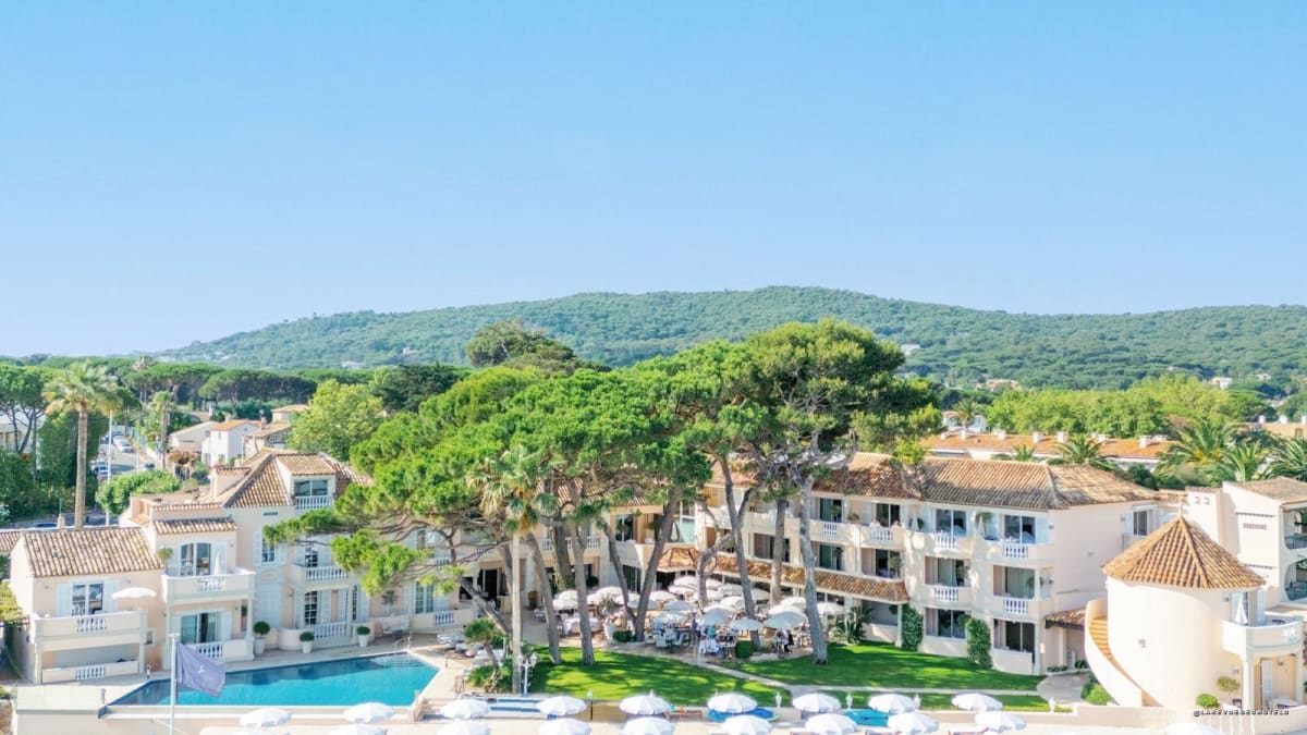 Cheval Blanc St-Tropez, vue aérienne de la façade du palace face au port à Saint-Tropez
