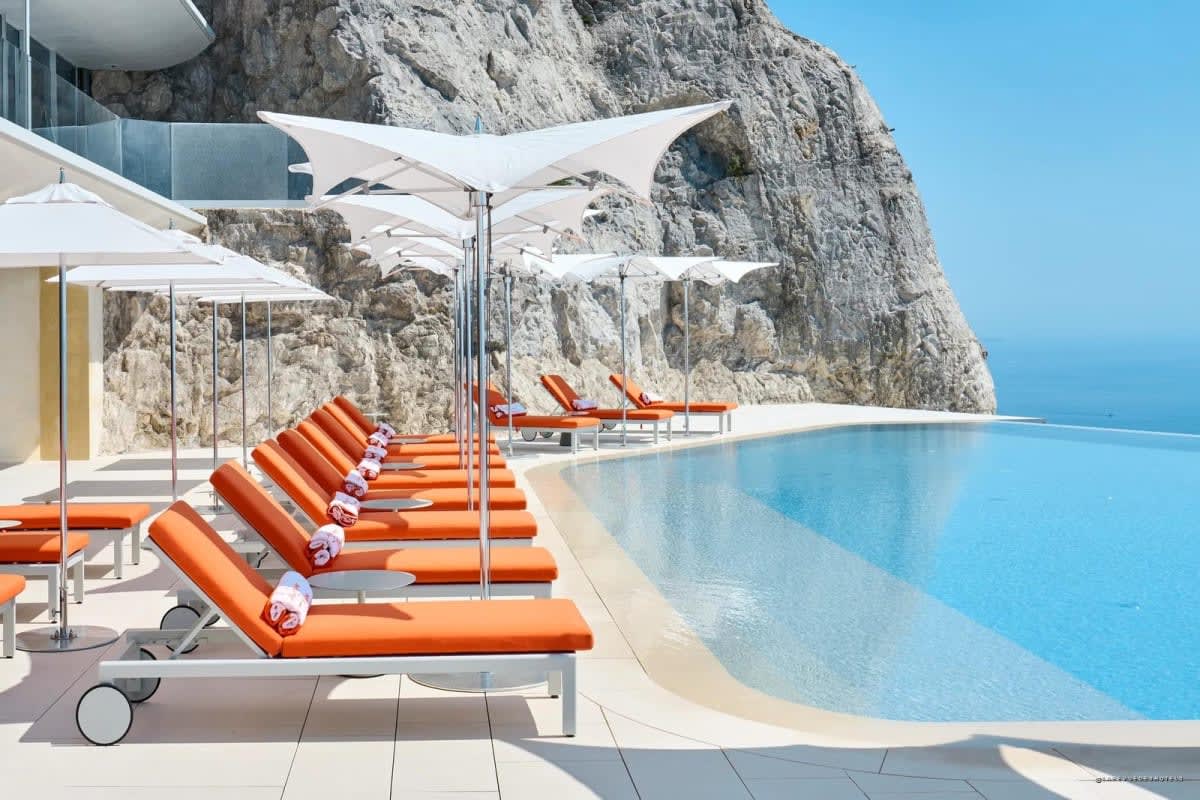 The Maybourne Riviera à Roquebrune-Cap-Martin, piscine à débordement du palace face à la Méditerranée