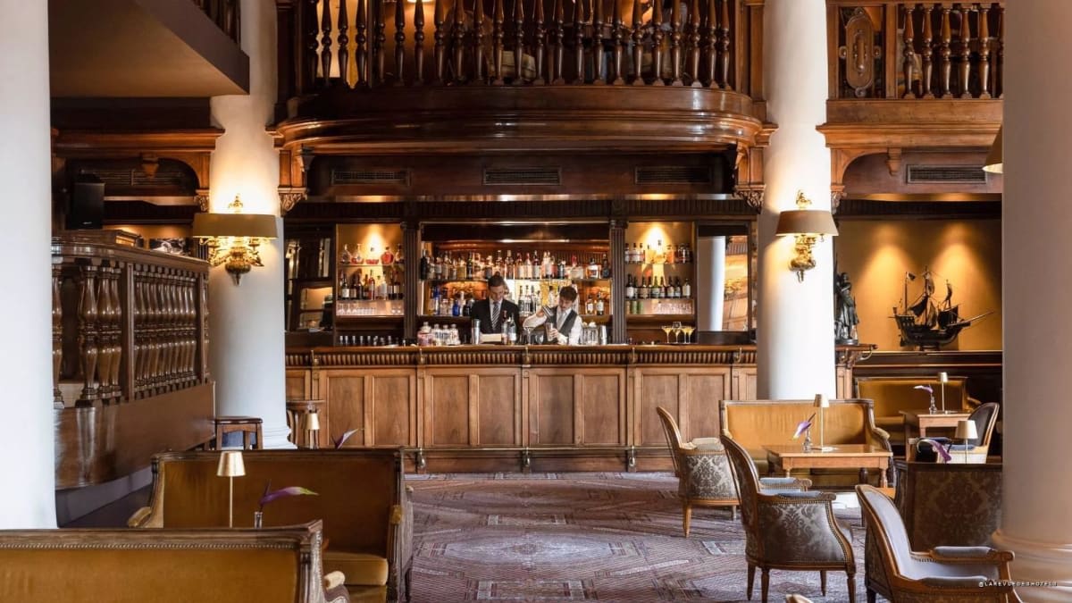 Le bar Art déco de l'Hôtel Negresco, décor réel de la série L'Été 36