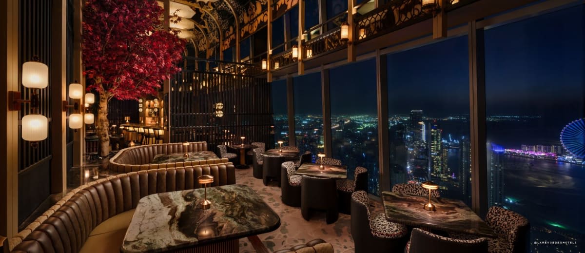 Le restaurant et la Tattu Sky Pool du Ciel Dubai Marina, au sommet de la tour
