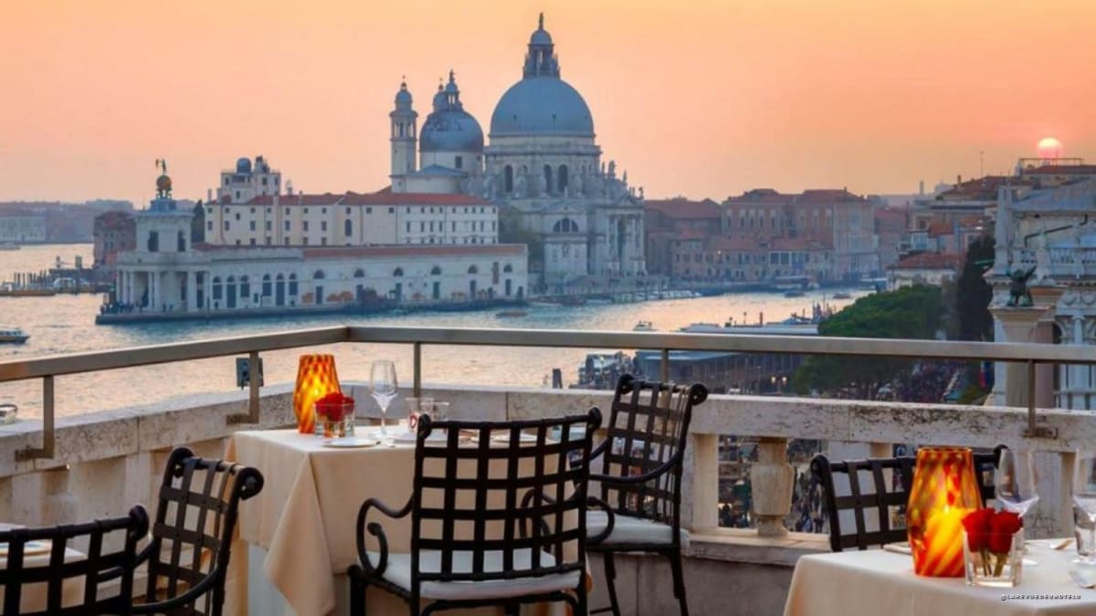 La terrasse panoramique Terrazza Danieli au coucher du soleil, vue sur la basilique de la Salute