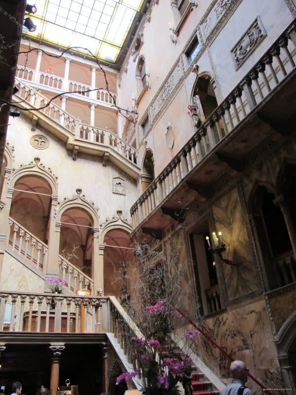 La cour-atrium et le grand escalier doré gothique de l'Hotel Danieli à Venise
