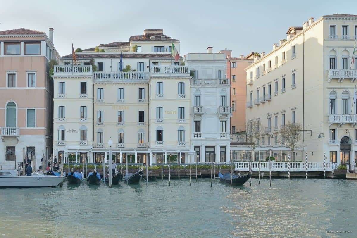 Le palais du St. Regis Venice sur le Grand Canal, gondoles amarrées devant