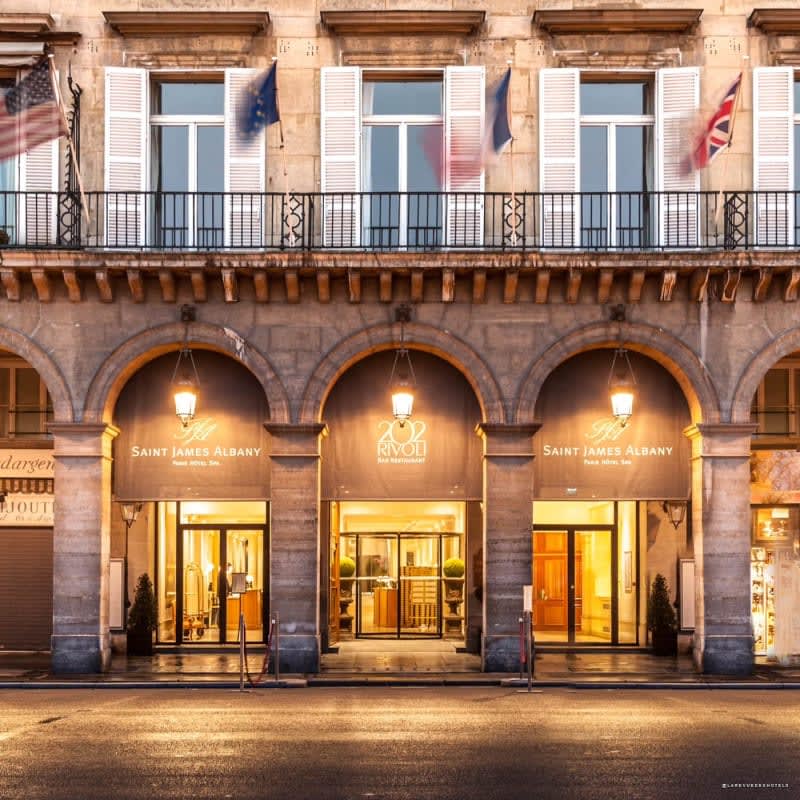 L'entrée de l'ancien Hôtel Saint-James & Albany sous les arcades de la rue de Rivoli, à Paris