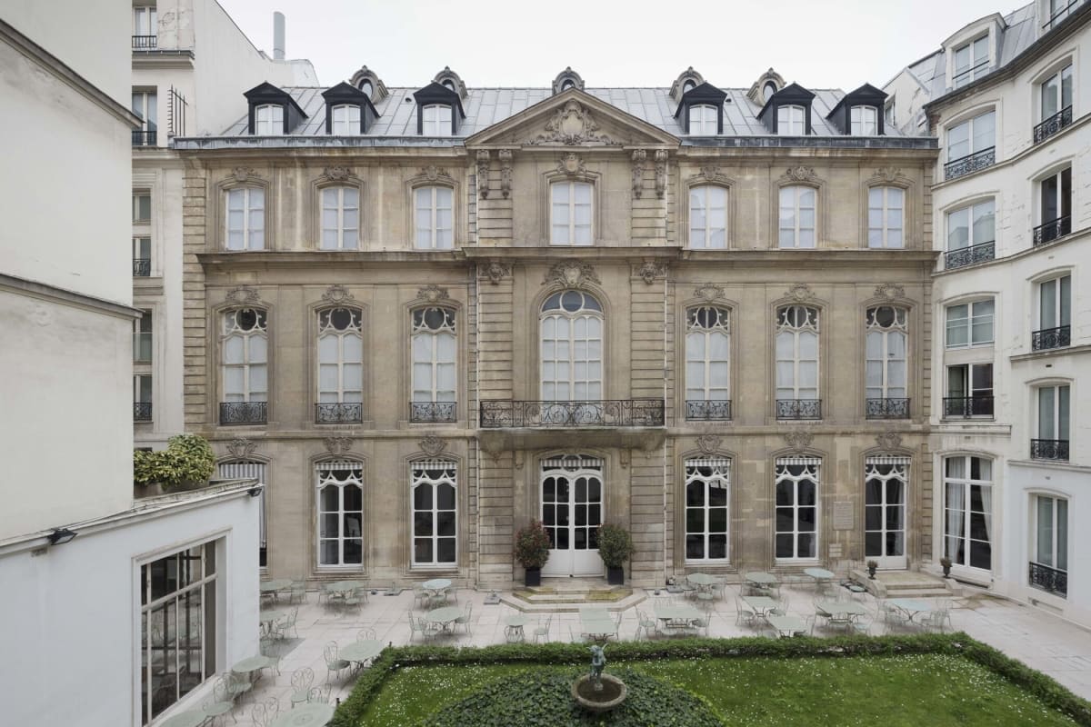 La façade classique et le jardin de l'ancien Hôtel Saint-James & Albany, hôtel particulier de 1751 à Paris