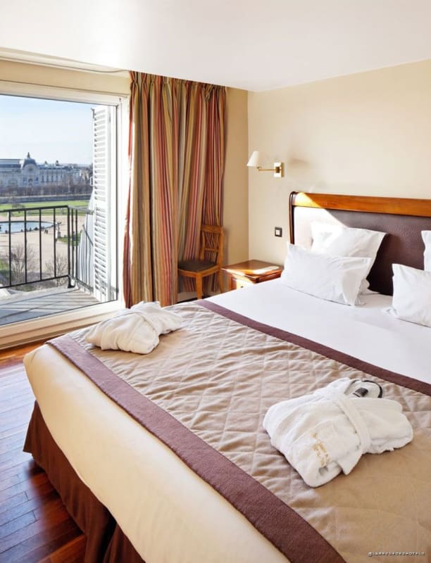 Une chambre de l'ancien Saint-James & Albany avec vue sur le jardin des Tuileries