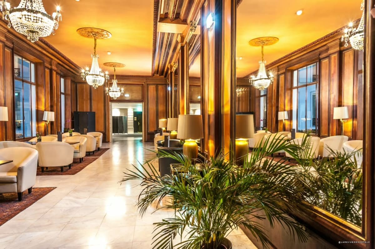 Le lobby de l'ancien Hôtel Saint-James & Albany à Paris