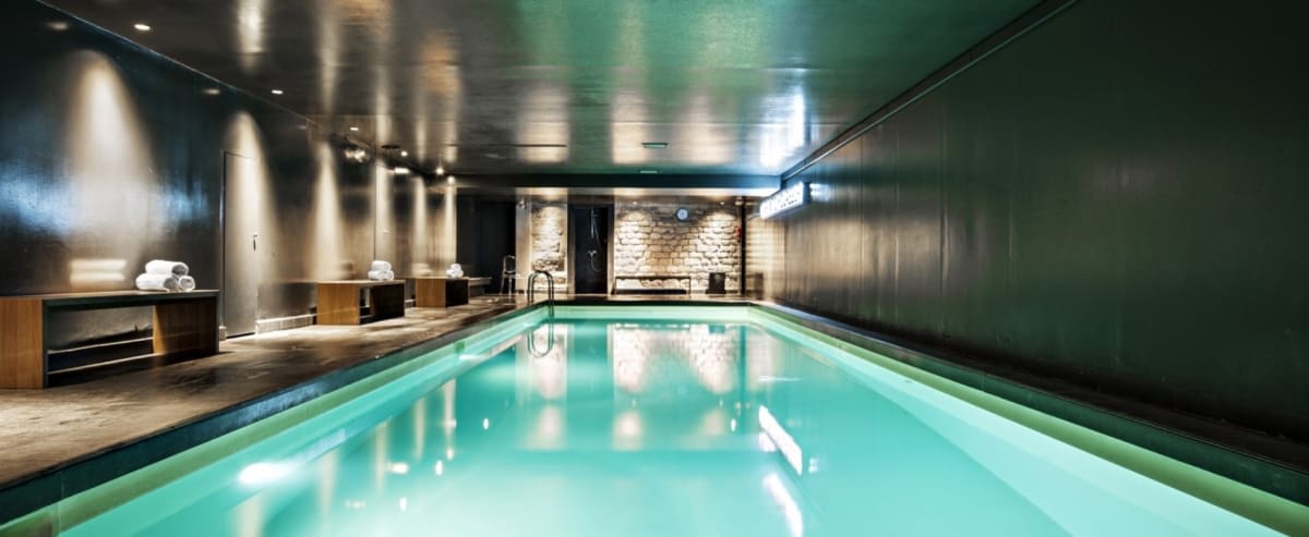 La piscine intérieure du spa Deep Nature de l'ancien Saint-James & Albany