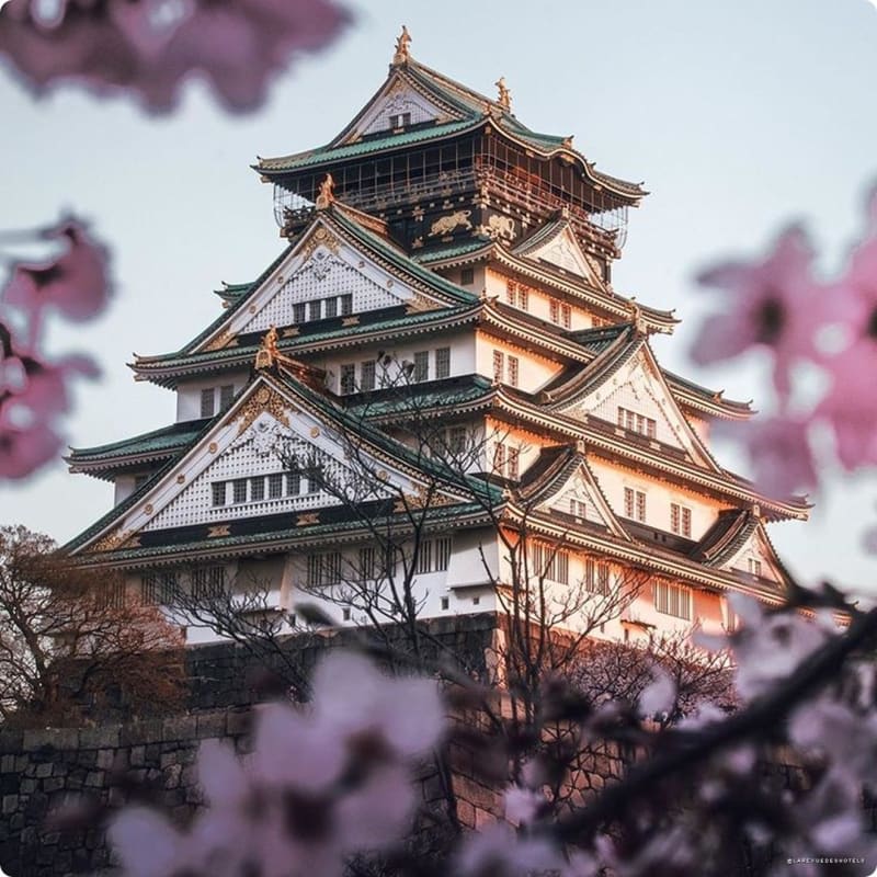 Le château d'Osaka au printemps, face au Patina Osaka