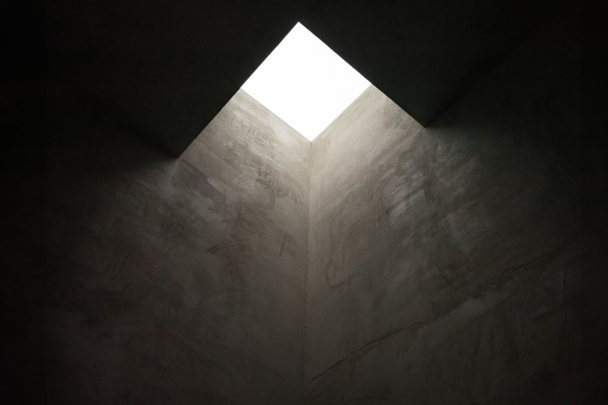 Puits de lumière en béton brut à El Elevador