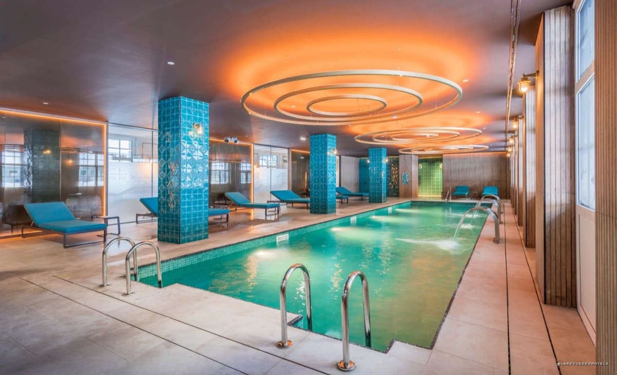 El espacio wellness y la piscina climatizada de Canfranc Estación