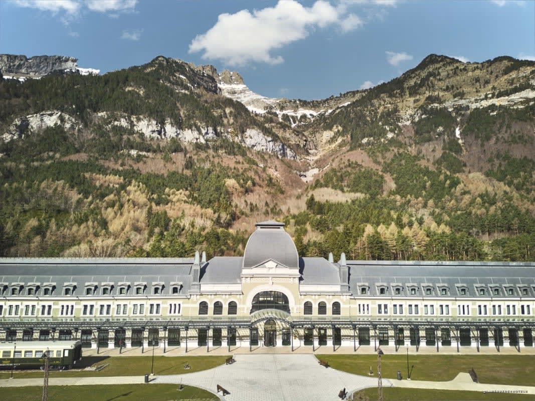 La fachada monumental de Canfranc Estación, a Royal Hideaway Hotel, en el Pirineo aragonés