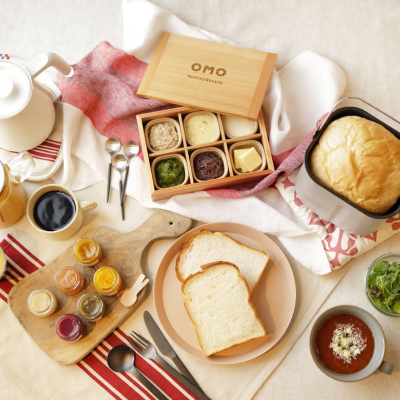Le petit-déjeuner In-Room Bakery Set de l'OMO5 Kyoto Gion : pain maison, condiments et soupe