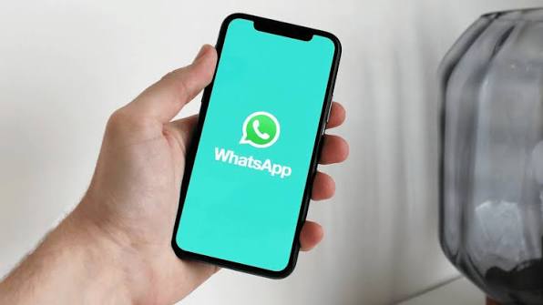 Un smartphone mostrando WhatsApp, el nuevo canal de reserva directa de los hoteles