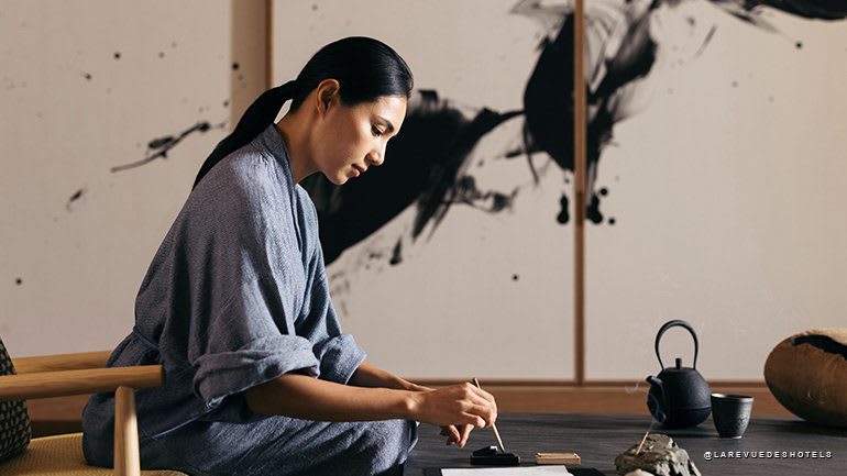 Atelier de calligraphie au Six Senses Kyoto, dans le cadre de la retraite The Yin Way