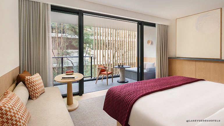 Chambre Deluxe King du Six Senses Kyoto, ouverte sur la végétation