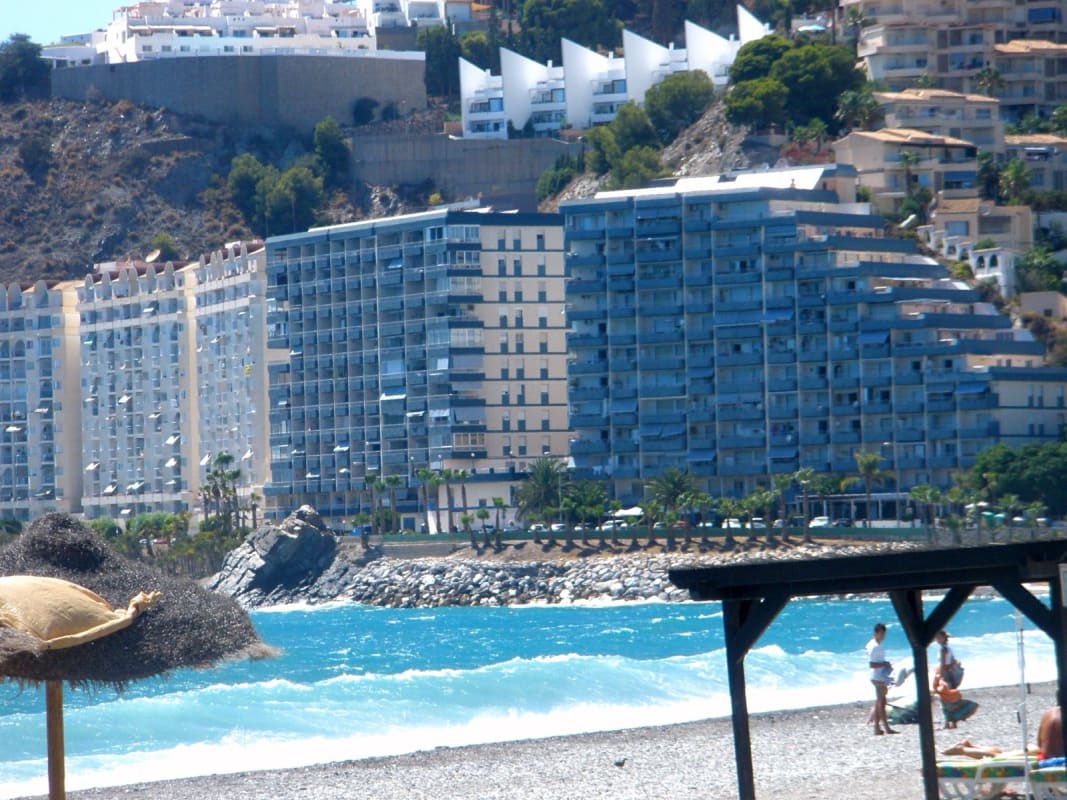 La baie et la plage de San Cristóbal à Almuñécar, sur la Costa Tropical de Grenade