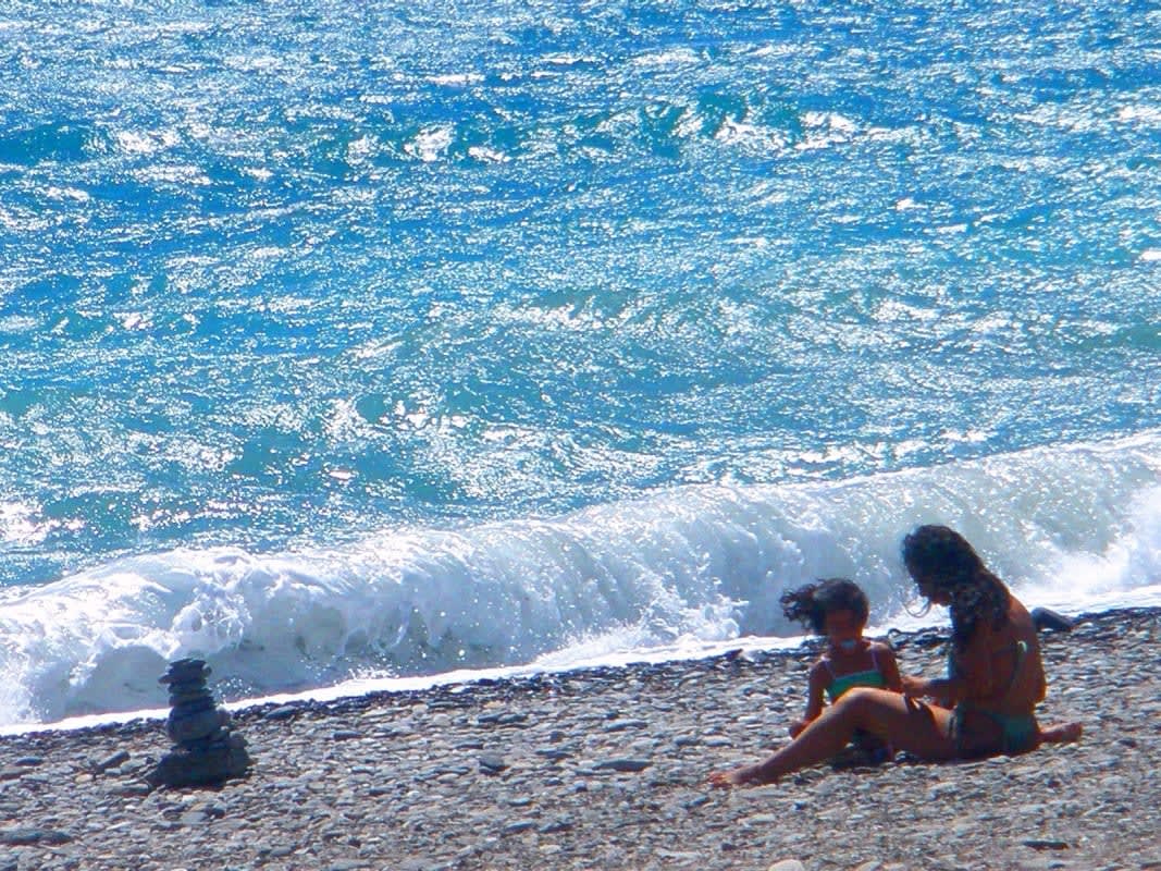 La baie et la plage de San Cristóbal à Almuñécar, sur la Costa Tropical de Grenade