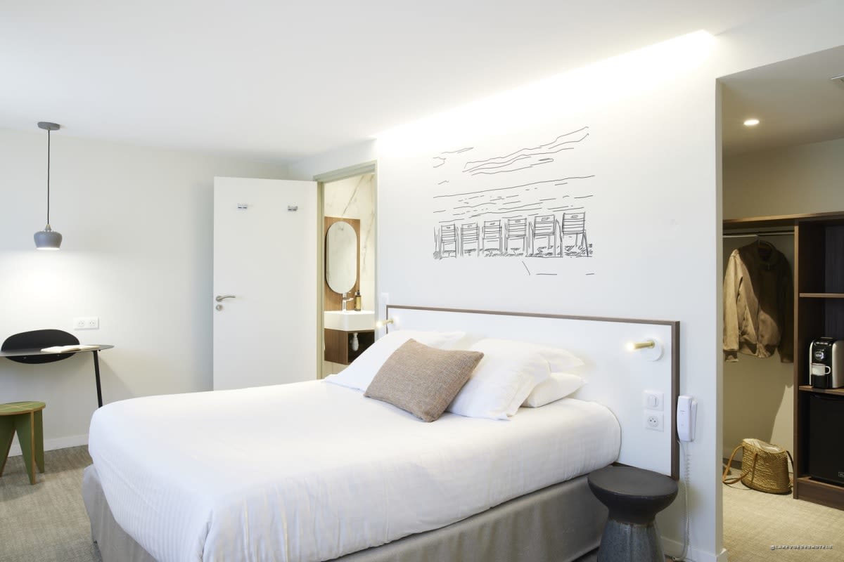 A bright double room at Hôtel du Pin in Nice