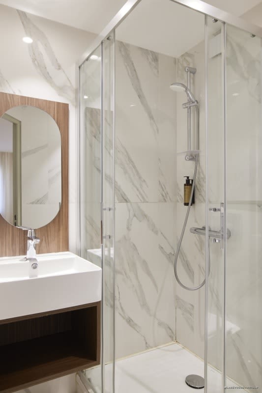 Marble bathroom in a room at Hôtel du Pin