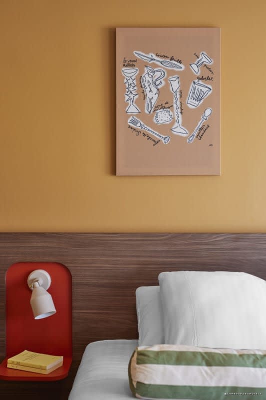Room with a colourful atmosphere at Hôtel Abrial