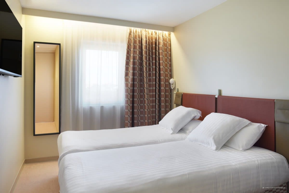 Twin room at Hôtel des Victoires