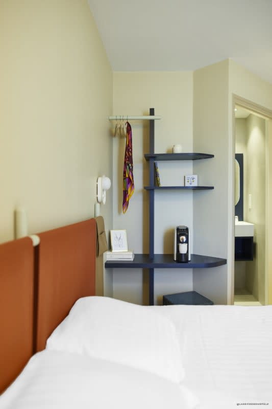 Room with desk area at Hôtel des Victoires