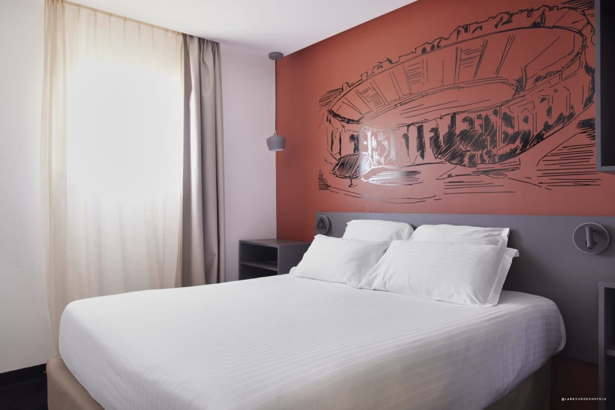 Hôtel Cyano room with mural of the arena