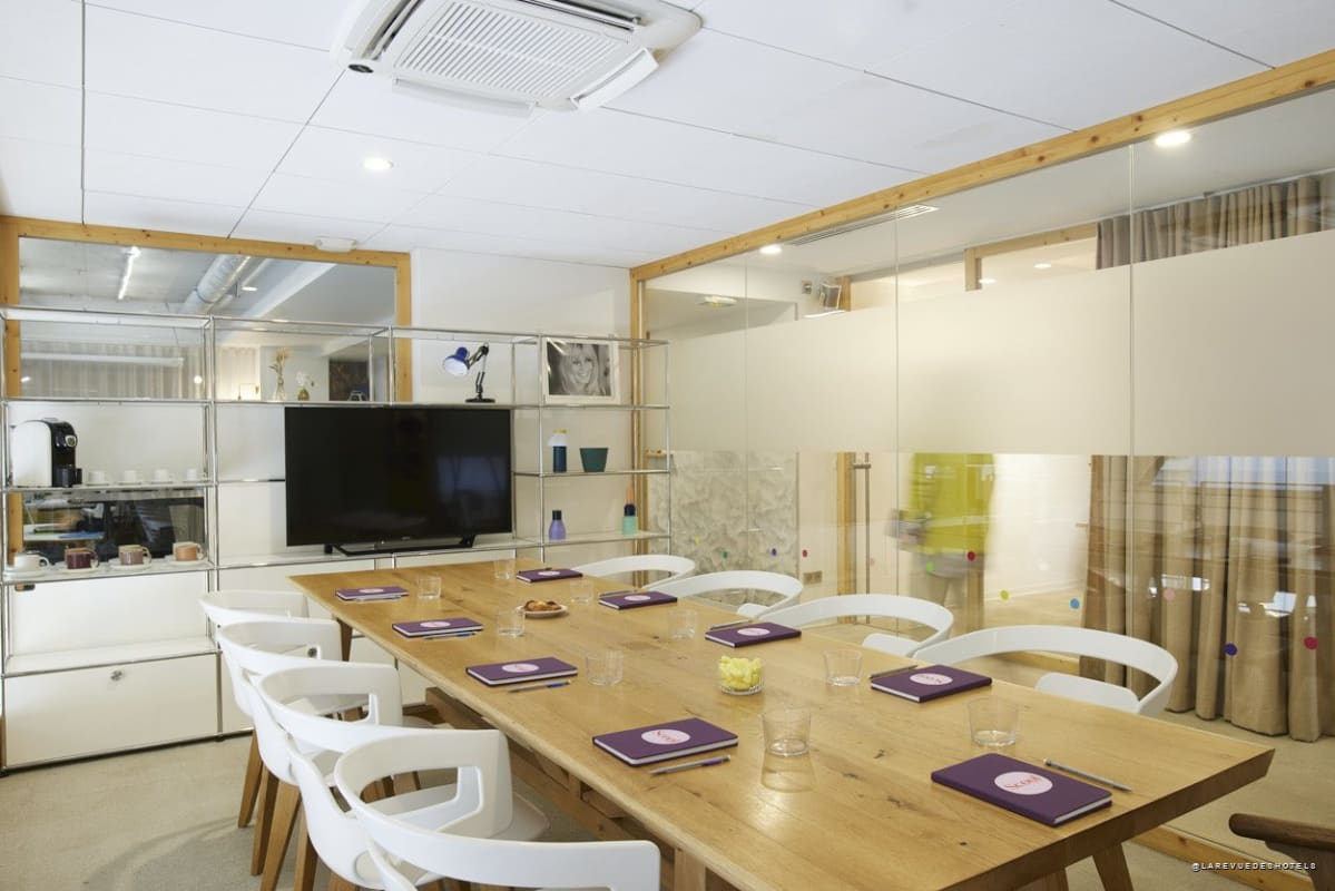 Scool seminar room with large table and screen