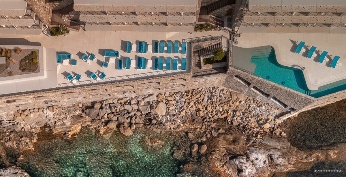 Outdoor swimming pool of Hôtel Les Roches above the Mediterranean