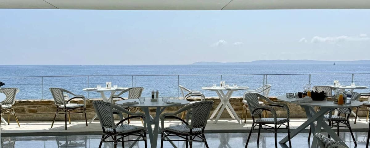 Restaurant terrace of Hôtel Les Roches facing the Mediterranean