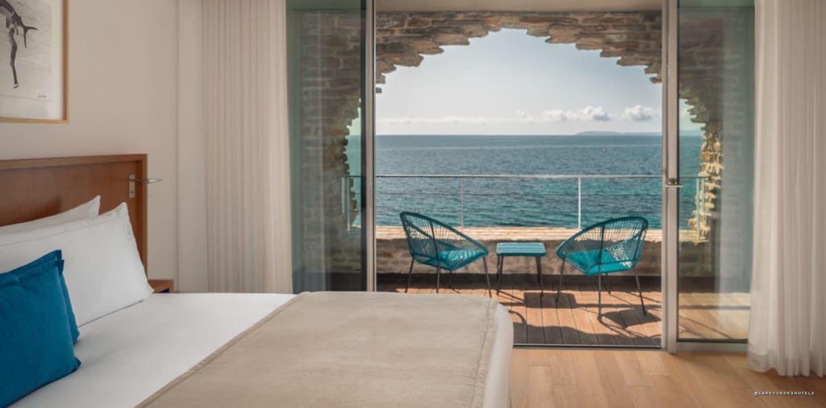 Room opening onto a stone arch and the sea, Hôtel Les Roches