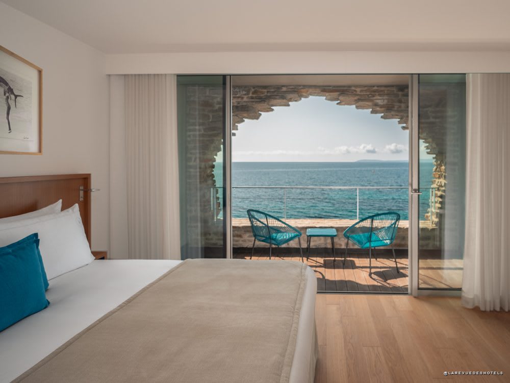Room with terrace and stone arch facing the Mediterranean