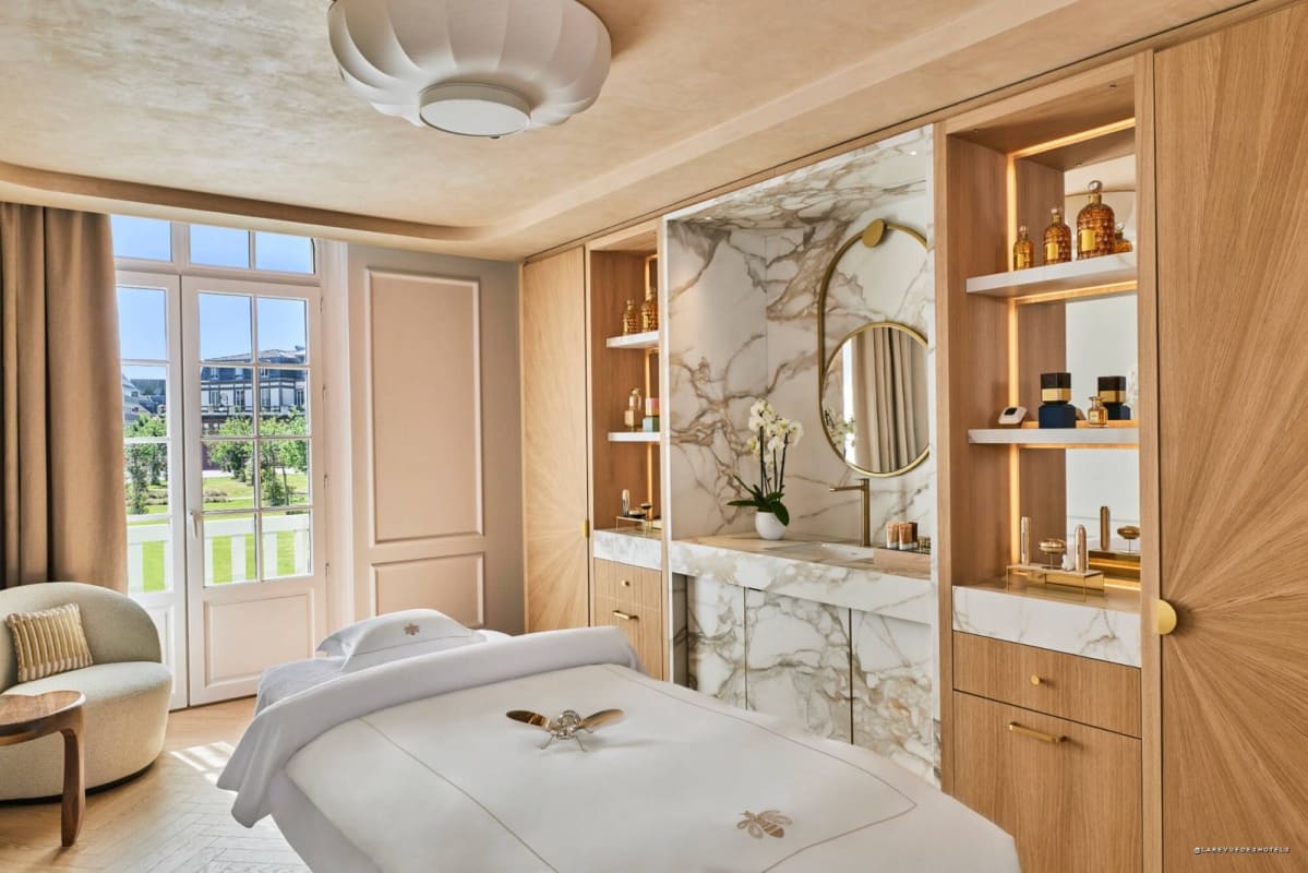 Cabina de tratamiento del Spa Guerlain del Hôtel Barrière Le Normandy abierta al jardín