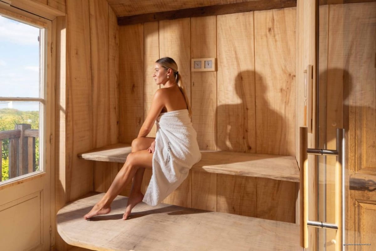 Sauna de madera del Spa Potager de la Ferme Saint Siméon abierta al verdor