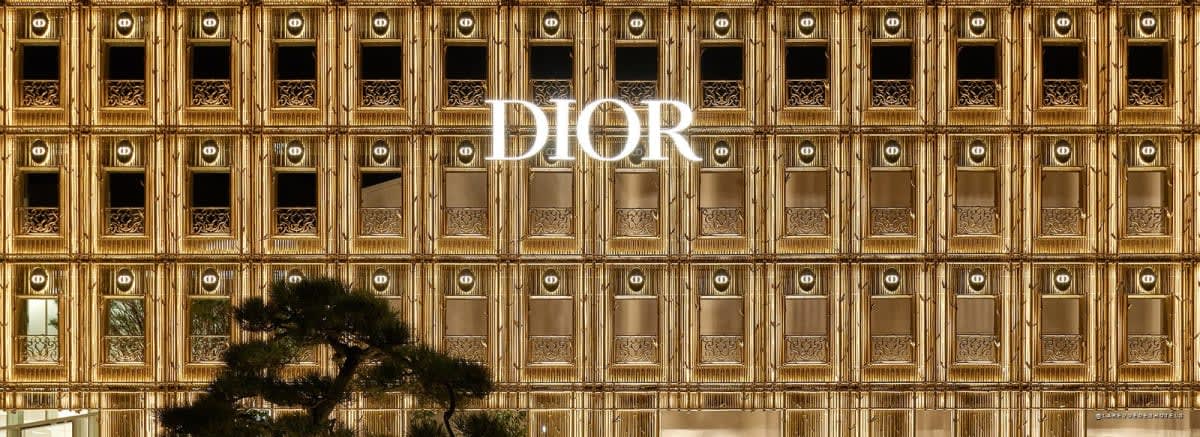 Vue aérienne du pavillon de bambou Dior illuminé à la nuit tombée, à Daikanyama, Tokyo
