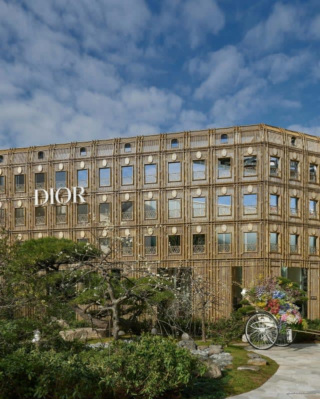 Vue aérienne du pavillon de bambou Dior illuminé à la nuit tombée, à Daikanyama, Tokyo